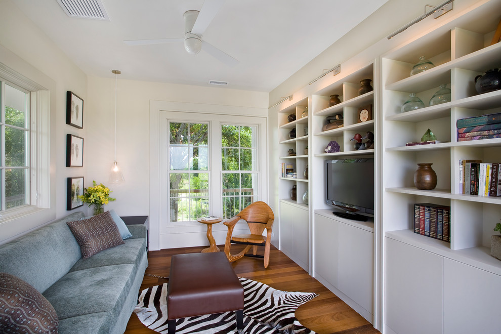 Inspiration pour une salle de séjour design fermée avec un mur beige, un sol en bois brun et un téléviseur encastré.