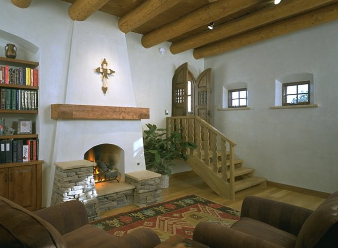 Großes, Fernseherloses, Abgetrenntes Klassisches Wohnzimmer mit beiger Wandfarbe, hellem Holzboden, Kamin und verputzter Kaminumrandung in Albuquerque