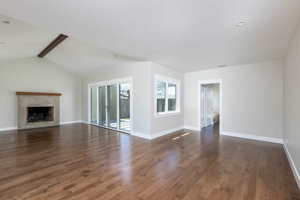 Ejemplo de sala de estar abierta minimalista de tamaño medio con suelo de madera en tonos medios