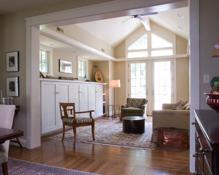 Esempio di un soggiorno design con pareti bianche, pavimento in legno massello medio e parete attrezzata