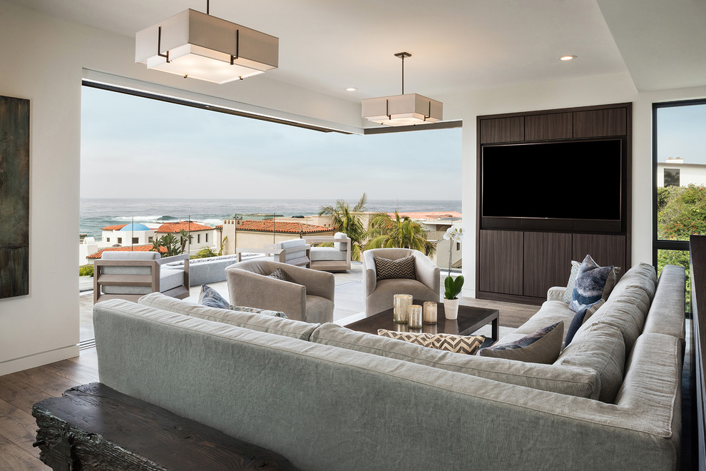 Mittelgroßes, Offenes Modernes Wohnzimmer ohne Kamin mit Multimediawand, braunem Boden, weißer Wandfarbe und dunklem Holzboden in San Diego