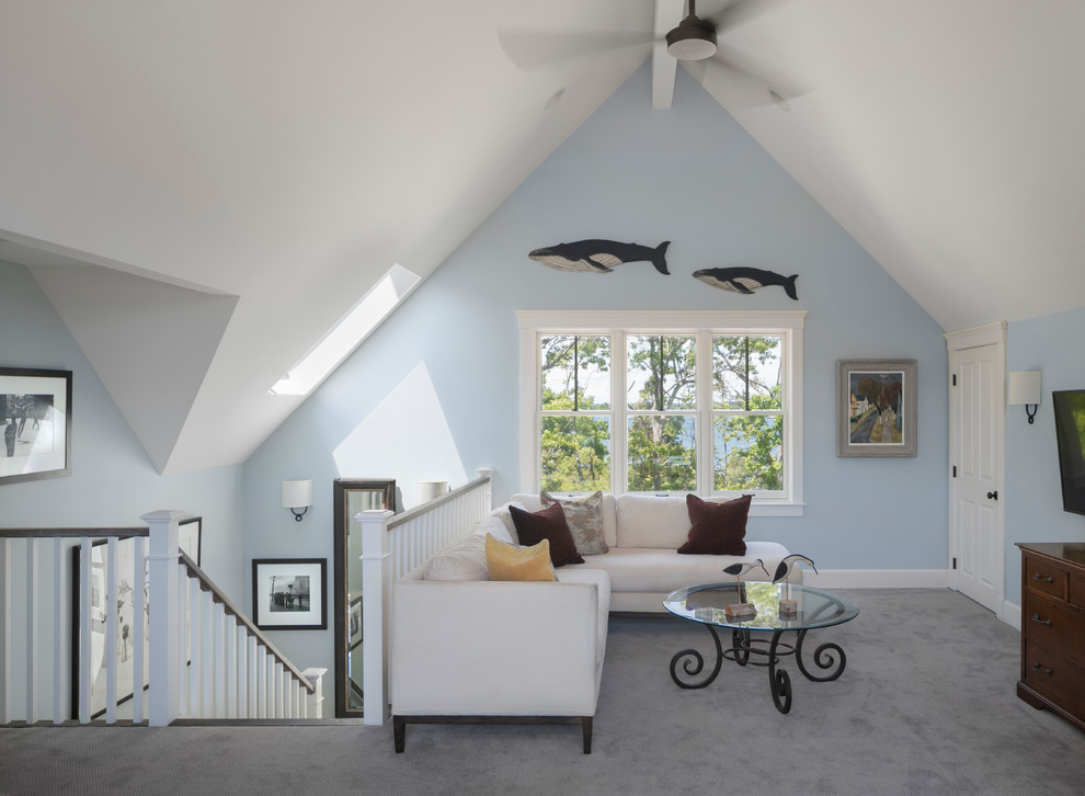 Imagen de sala de estar tipo loft marinera grande sin chimenea con paredes azules, moqueta, televisor independiente y suelo gris