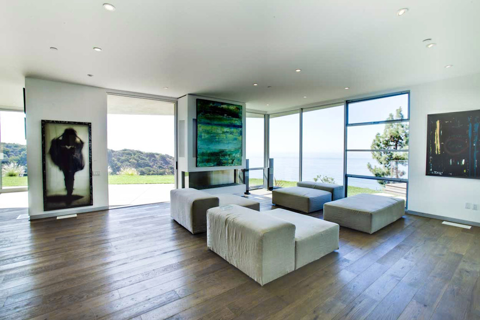 Ispirazione per un grande soggiorno minimalista chiuso con pareti bianche e pavimento in legno massello medio
