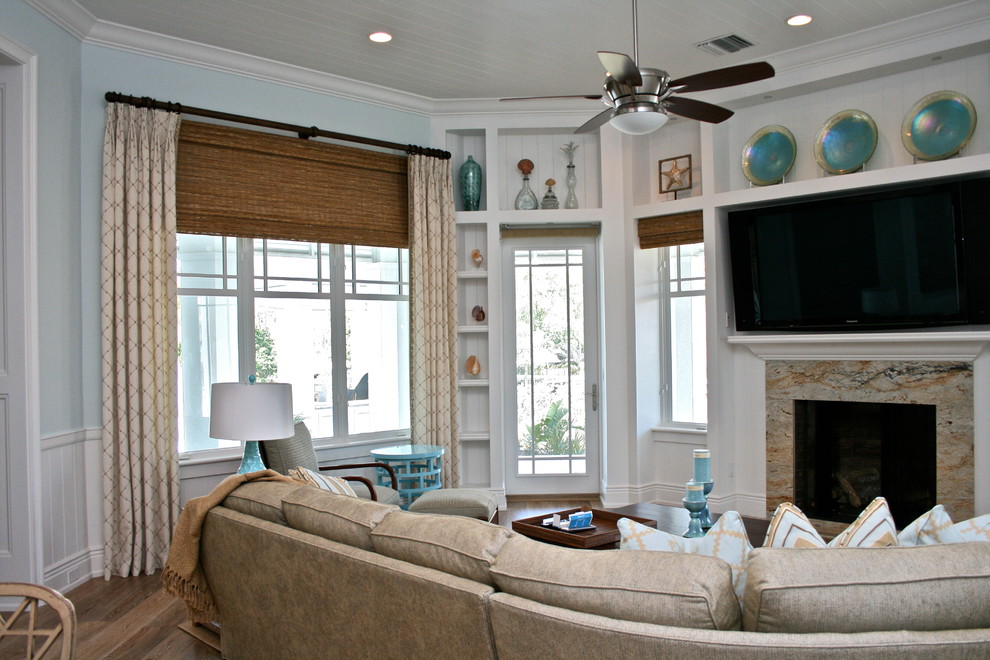 Diseño de sala de estar costera con paredes azules