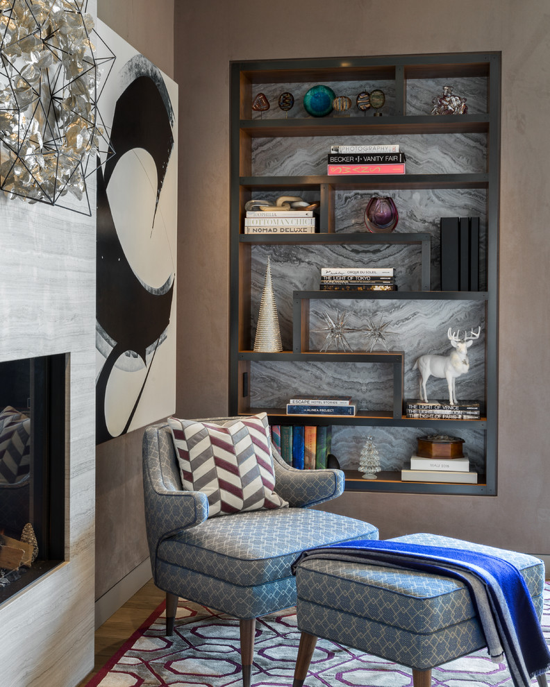Источник вдохновения для домашнего уюта: гостиная комната в современном стиле с с книжными шкафами и полками и серыми стенами