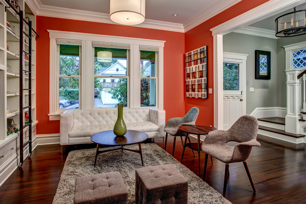 Foto de sala de estar abierta clásica renovada de tamaño medio con paredes rojas y suelo de madera oscura