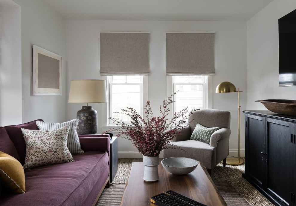 Klassisches Wohnzimmer mit weißer Wandfarbe, TV-Wand und beigem Boden in Seattle