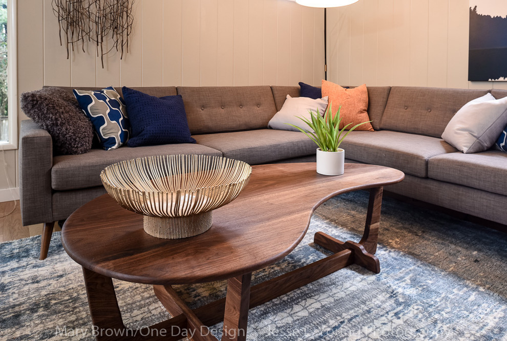 Idee per un grande soggiorno minimalista aperto con pareti beige, pavimento in legno massello medio, nessun camino e nessuna TV