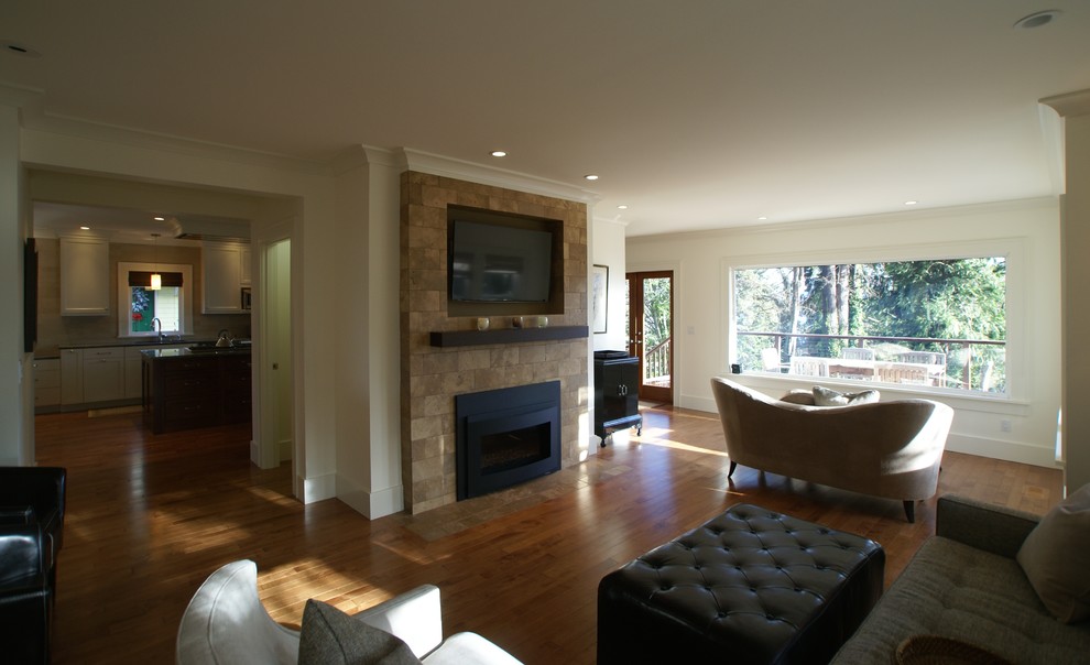 Offenes, Mittelgroßes Klassisches Wohnzimmer mit braunem Holzboden, Gaskamin, Kaminumrandung aus Stein und Multimediawand in Seattle