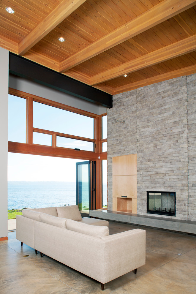 Mittelgroßes, Offenes Modernes Wohnzimmer mit beiger Wandfarbe und Betonboden in Seattle
