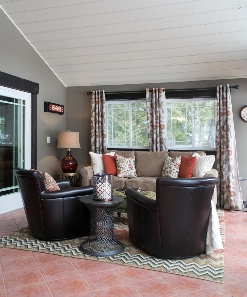 Esempio di un soggiorno stile rurale di medie dimensioni con angolo bar, pareti grigie, pavimento con piastrelle in ceramica e pavimento beige
