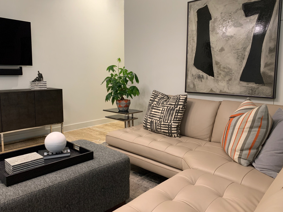 На фото: маленькая открытая гостиная комната в стиле модернизм с полом из травертина, белыми стенами, телевизором на стене и бежевым полом для на участке и в саду с
