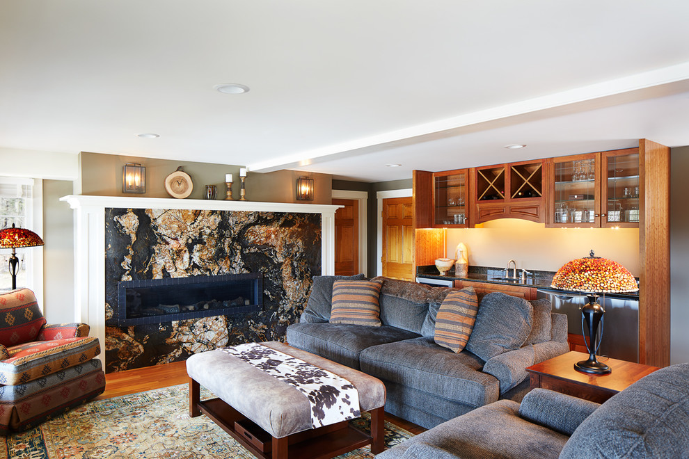 Diseño de sala de estar con barra de bar rústica con suelo de madera en tonos medios y chimenea lineal