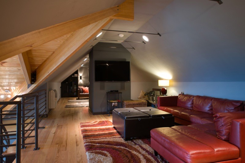 Ispirazione per un grande soggiorno minimal stile loft con pareti grigie, parquet chiaro, nessun camino e TV a parete