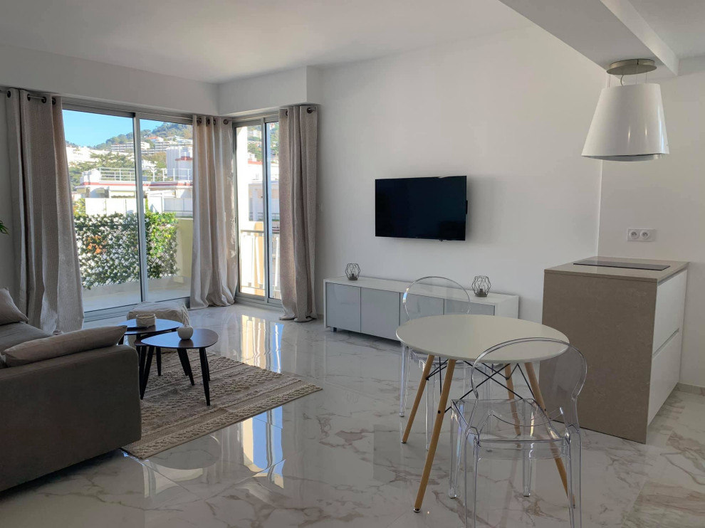 Cette image montre une salle de séjour minimaliste de taille moyenne et ouverte avec un mur blanc, un sol en marbre, un téléviseur fixé au mur et un sol blanc.