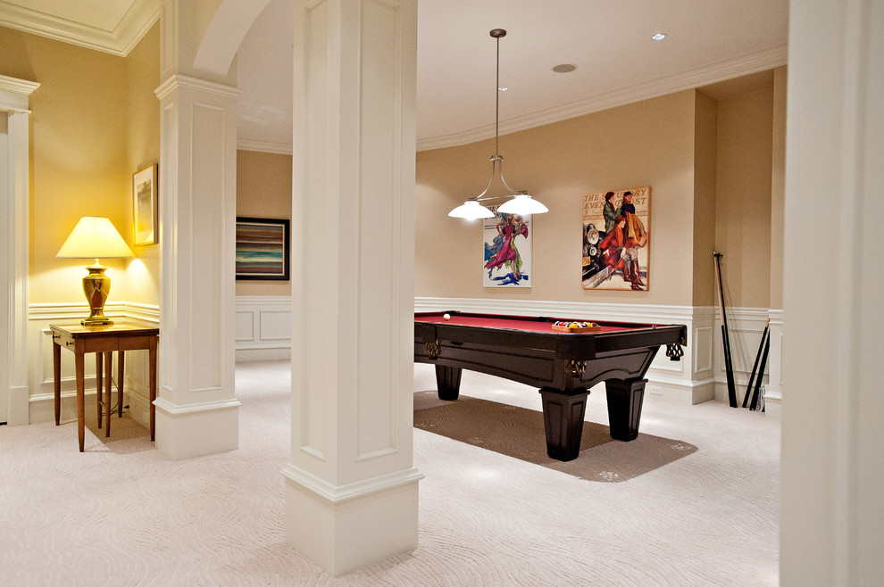 Пример оригинального дизайна: большая открытая комната для игр в классическом стиле с коричневыми стенами, ковровым покрытием и серым полом без камина, телевизора