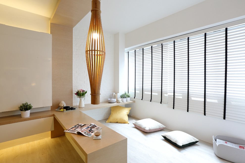Стильный дизайн: гостиная комната в скандинавском стиле с белыми стенами и светлым паркетным полом - последний тренд