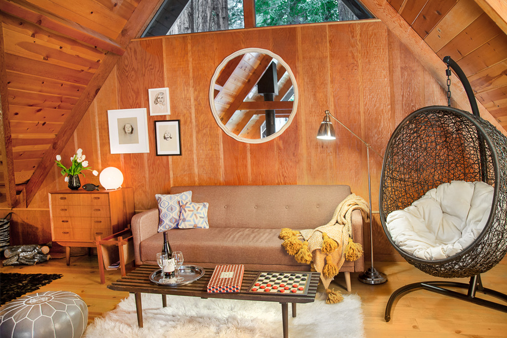 Foto di un soggiorno moderno di medie dimensioni e stile loft con pavimento in legno massello medio e nessuna TV