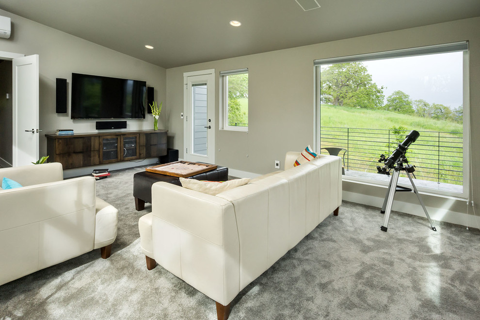 Diseño de sala de juegos en casa cerrada minimalista grande sin chimenea con paredes grises, moqueta y televisor colgado en la pared