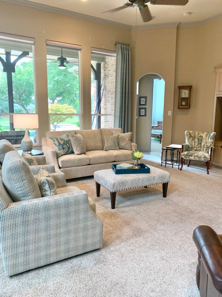 Foto de sala de estar abierta clásica renovada de tamaño medio con paredes beige, moqueta, chimenea de esquina, marco de chimenea de piedra, pared multimedia y suelo beige