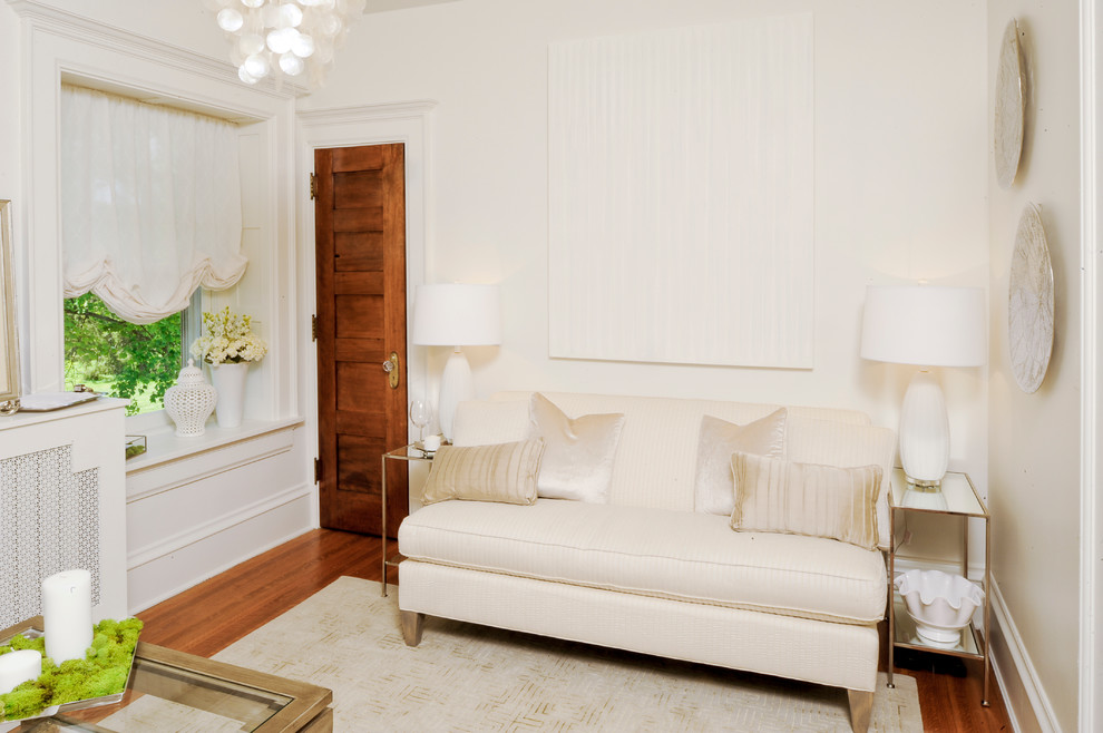 Immagine di un soggiorno chic con pareti bianche e pavimento in legno massello medio