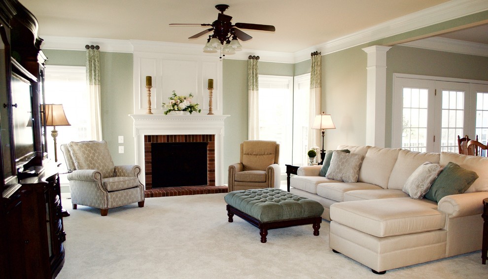 Aménagement d'une salle de séjour classique de taille moyenne et ouverte avec un mur vert, moquette, une cheminée standard, un manteau de cheminée en brique et un téléviseur indépendant.