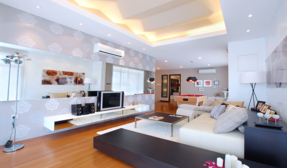 Imagen de sala de estar abierta contemporánea con suelo de madera en tonos medios