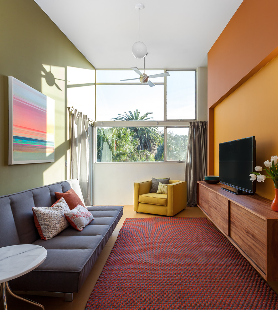 Idee per un soggiorno contemporaneo di medie dimensioni e chiuso con pareti multicolore e TV autoportante
