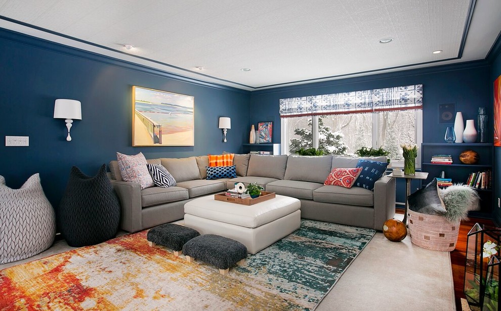 Imagen de sala de estar cerrada tradicional renovada de tamaño medio con paredes azules, moqueta, todas las chimeneas, marco de chimenea de piedra y televisor colgado en la pared