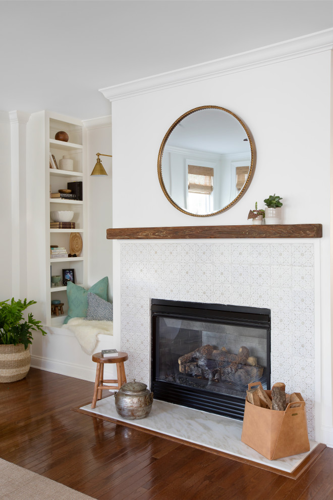 Mittelgroßes, Fernseherloses, Offenes Klassisches Wohnzimmer mit weißer Wandfarbe, Kamin, gefliester Kaminumrandung und braunem Boden in Charleston