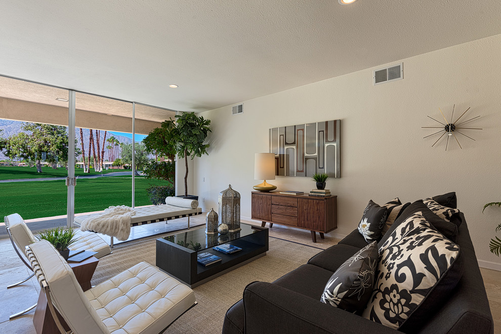 Foto di un grande soggiorno minimalista aperto con pareti beige e pavimento in travertino