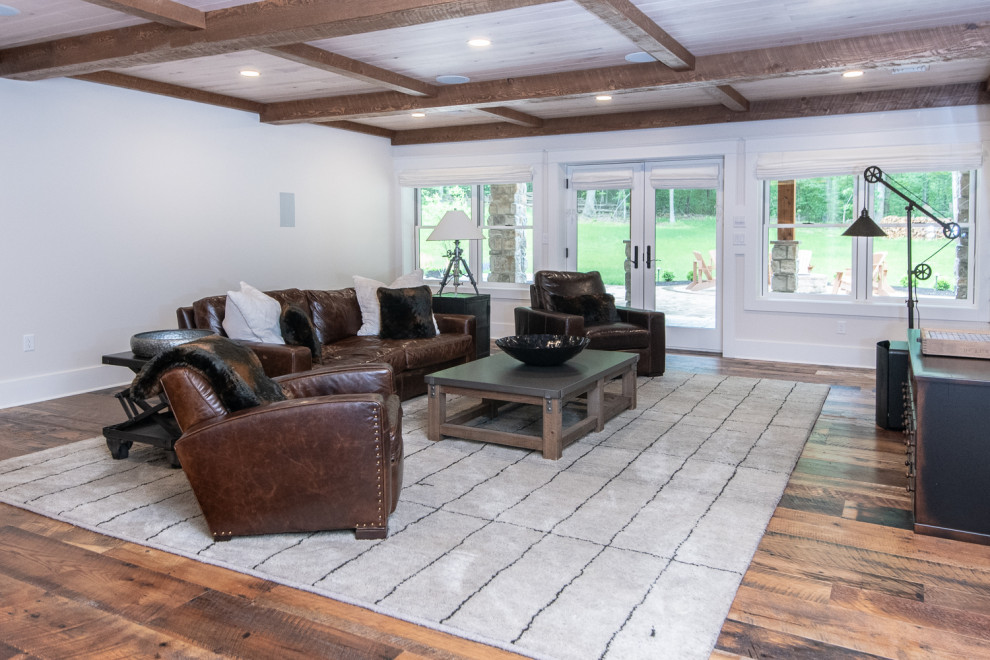 Foto di un soggiorno stile rurale aperto con pareti bianche, parquet scuro e pavimento marrone