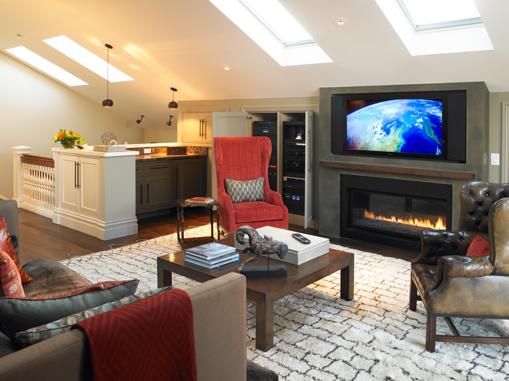 Klassisches Wohnzimmer im Loft-Stil mit beiger Wandfarbe, dunklem Holzboden, Kaminumrandung aus Beton, TV-Wand und Gaskamin in San Francisco