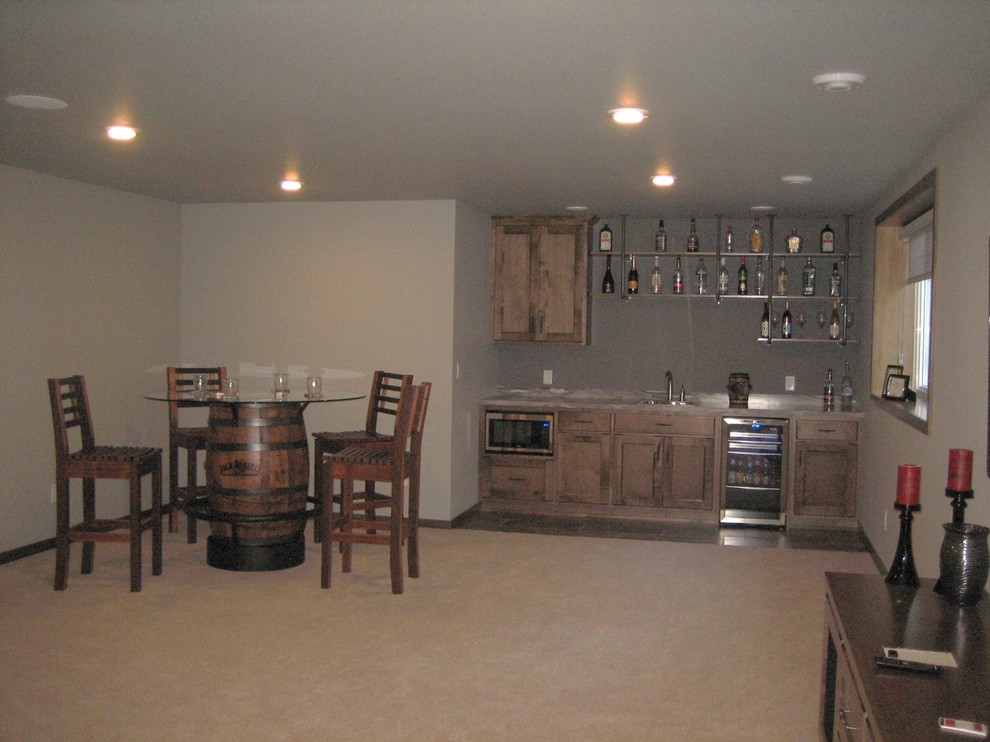 Mittelgroßes, Offenes Shabby-Style Wohnzimmer mit Hausbar, grauer Wandfarbe, Teppichboden und TV-Wand in Sonstige