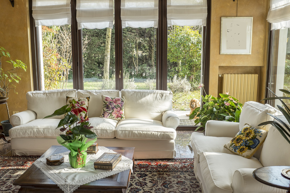 Modelo de sala de estar abierta romántica grande sin chimenea y televisor con paredes blancas, suelo de mármol y suelo marrón