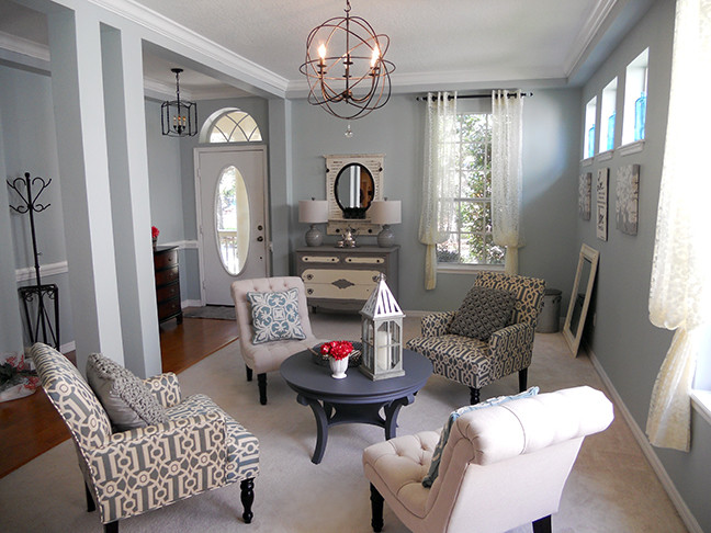 Imagen de sala de estar abierta romántica grande sin chimenea y televisor con paredes azules y moqueta