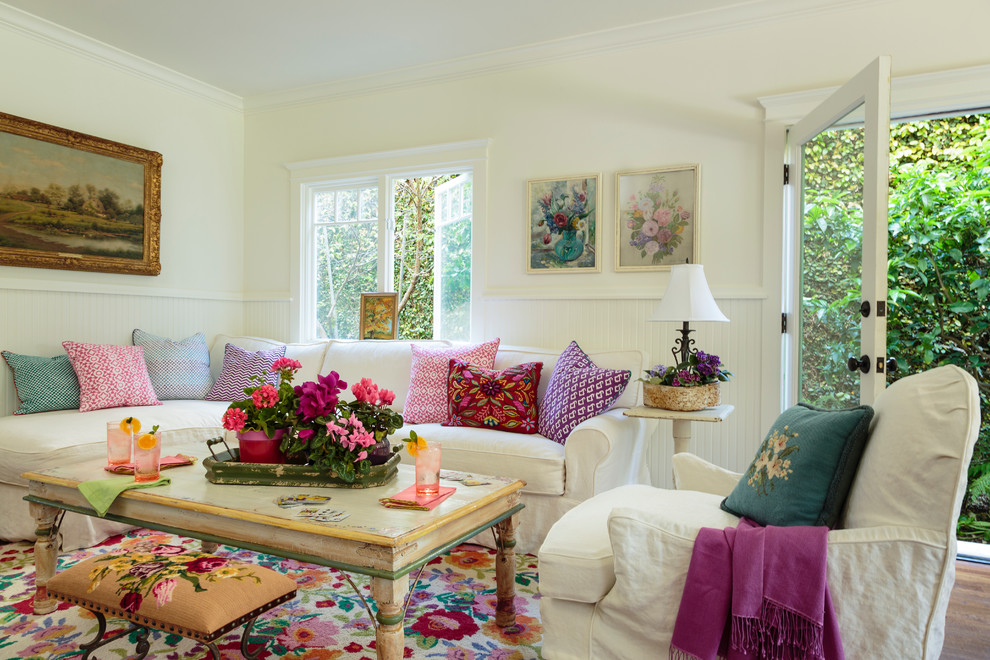 Mittelgroßes, Offenes Shabby-Style Wohnzimmer mit weißer Wandfarbe und braunem Holzboden in Los Angeles