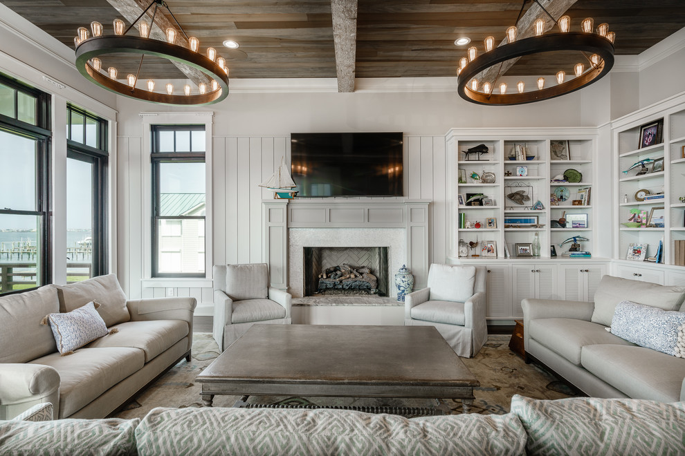 Идея дизайна: гостиная комната в морском стиле с серыми стенами, стандартным камином, телевизором на стене и ковром на полу