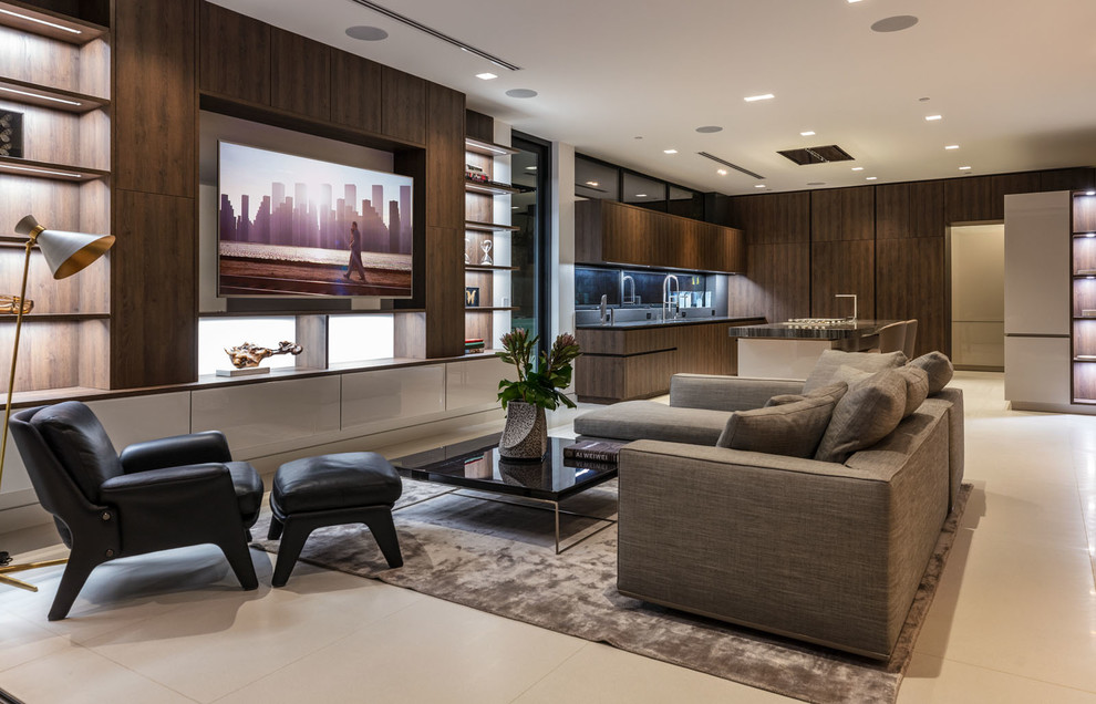 Esempio di un soggiorno design aperto con pareti bianche, TV a parete, pavimento bianco e tappeto