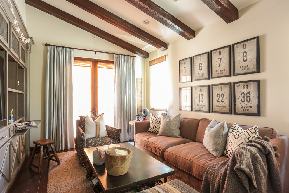 Modelo de sala de estar tradicional renovada de tamaño medio con suelo de madera oscura y pared multimedia
