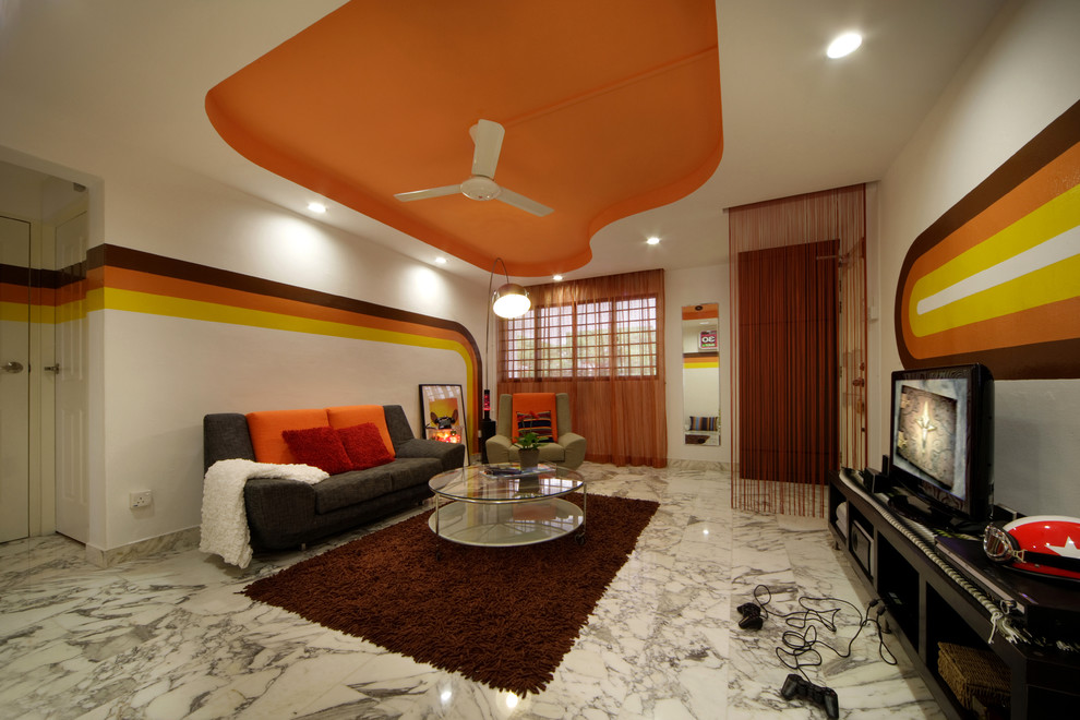 Modernes Wohnzimmer ohne Kamin mit bunten Wänden, freistehendem TV und Marmorboden in Singapur