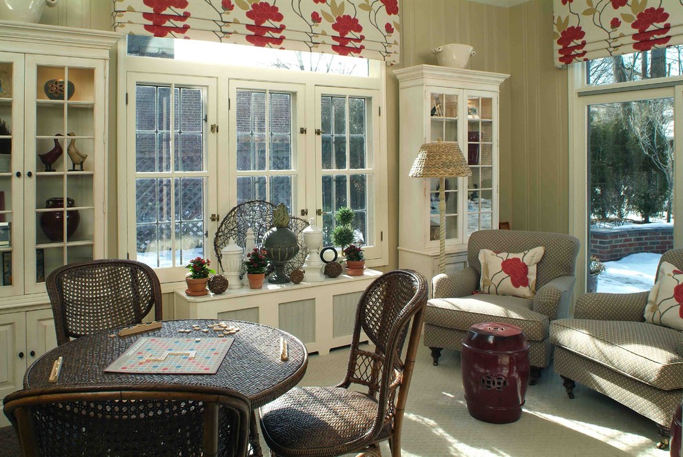 Пример оригинального дизайна: изолированная комната для игр среднего размера в классическом стиле с зелеными стенами и ковровым покрытием без камина, телевизора