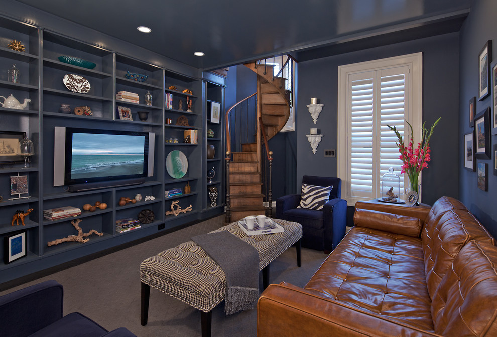 На фото: изолированная гостиная комната среднего размера в стиле неоклассика (современная классика) с синими стенами, ковровым покрытием и мультимедийным центром