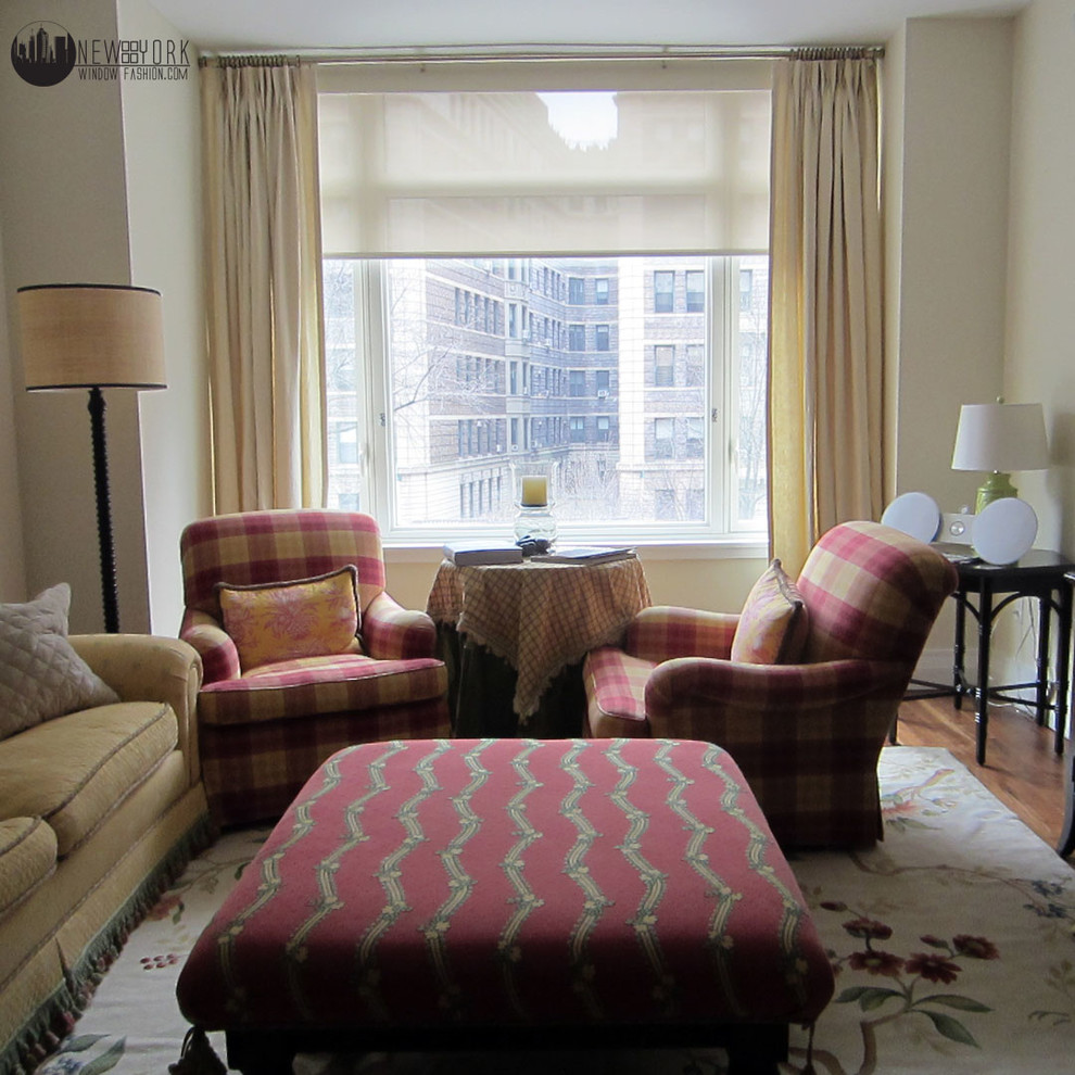 Стильный дизайн: гостиная комната в классическом стиле с желтыми стенами и паркетным полом среднего тона - последний тренд