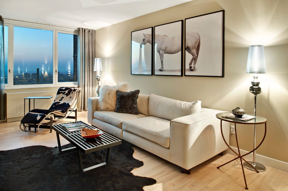 Cette image montre une salle de séjour design avec un mur beige et un sol en bois brun.