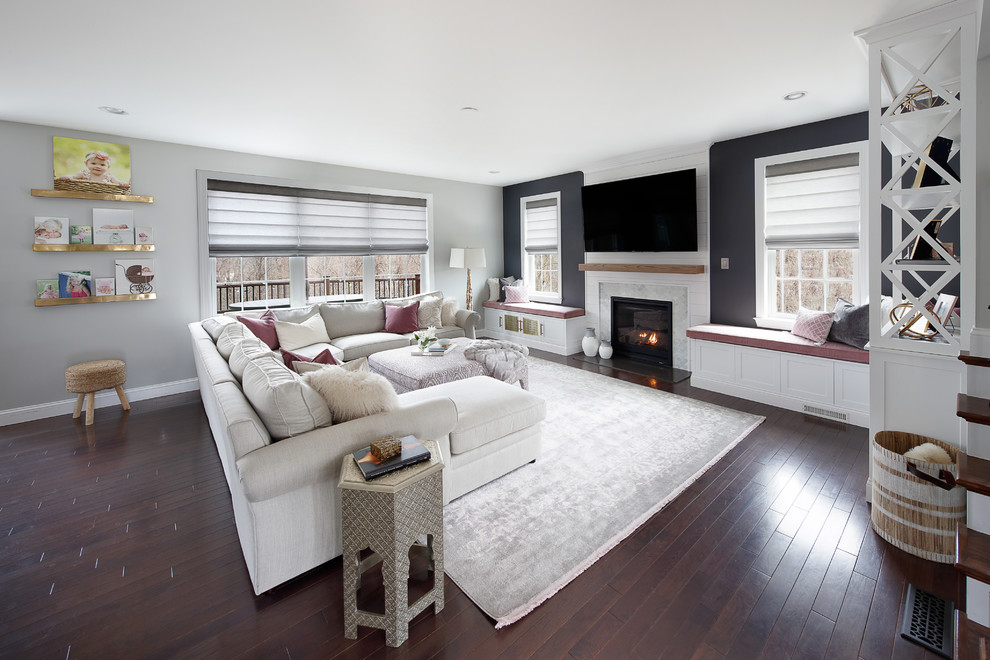 Diseño de sala de estar abierta contemporánea de tamaño medio con paredes grises, suelo de madera oscura, todas las chimeneas, marco de chimenea de piedra, pared multimedia, suelo marrón y alfombra