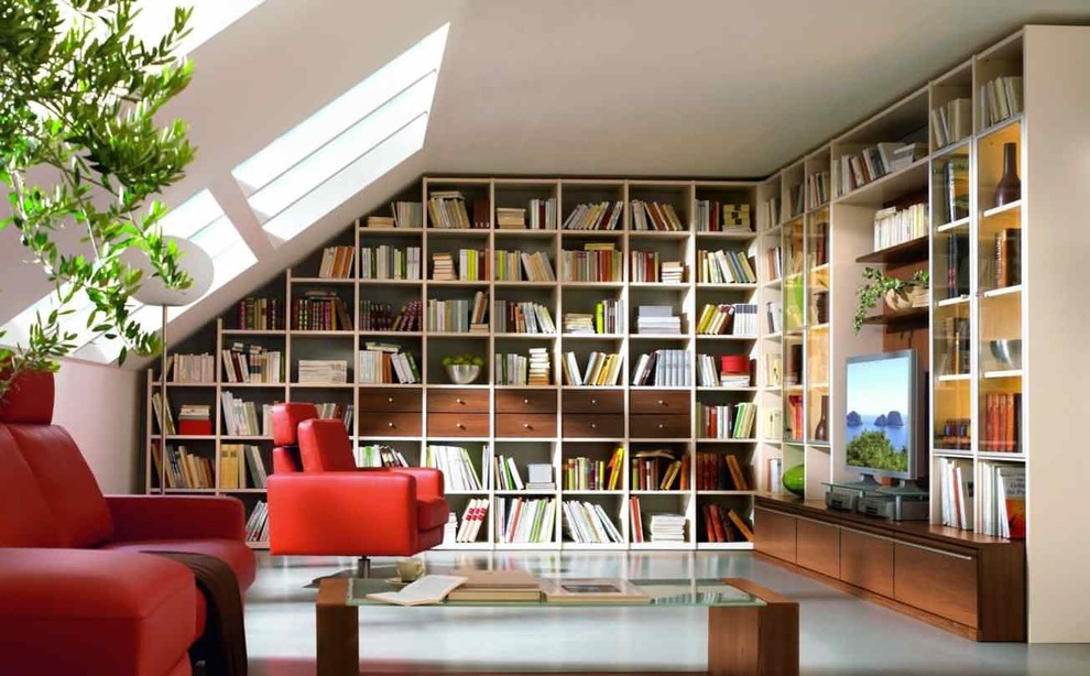 Foto på ett stort funkis allrum med öppen planlösning, med ett bibliotek, beige väggar, betonggolv, en fristående TV och grått golv