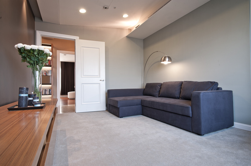 Esempio di un soggiorno design con pareti grigie