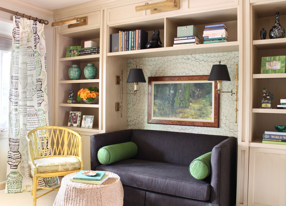 Стильный дизайн: гостиная комната в стиле неоклассика (современная классика) с с книжными шкафами и полками - последний тренд