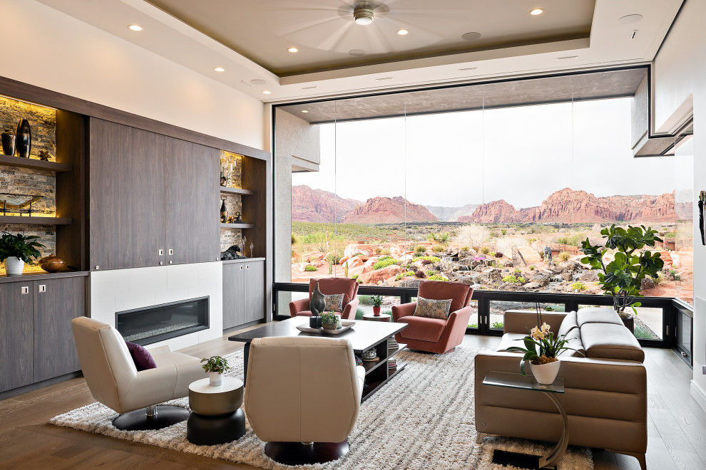 Cette image montre une très grande salle de séjour design ouverte avec un mur beige, un sol en bois brun, une cheminée ribbon, un téléviseur dissimulé et un sol marron.
